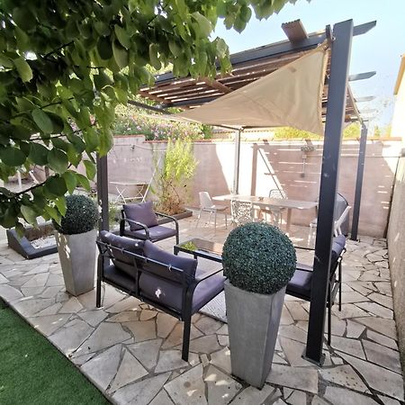 Gites Avec Grande Piscine Et Sa Terrasse Privative Bernis Exteriör bild