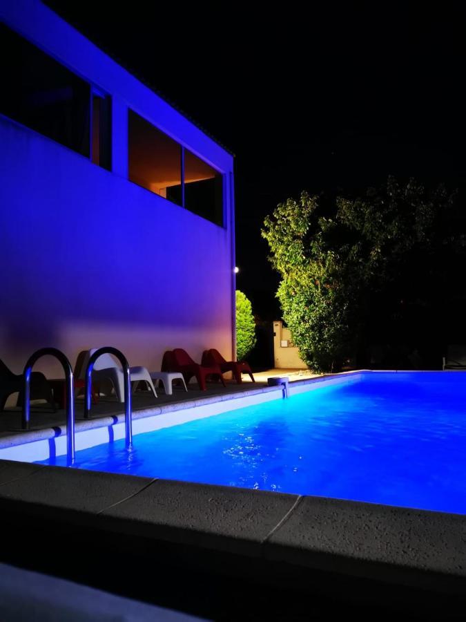 Gites Avec Grande Piscine Et Sa Terrasse Privative Bernis Exteriör bild